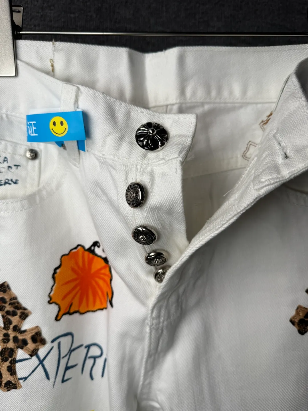 P240 💰 (Top version) Chrome Hearts/Chrome Hearts Classic white hand-painted monster cow series colorful leather cross washed color fabric unisex denim trousers Vibe style straight stacked god-level version Carbon fine bias denim color cloth Old vintage full set of hardware - Chrome Hearts white cow series The high version uses high-ounce custom fabrics, fermentation washing and soft color fixation, soft and thick to wear, the details are all made by hand-polished craftsmanship, all-over printed jacquard fabric Unique design style. Through multiple processes to create a full retro feel. Unique niche non-contrast shirt. Customized distressed spray-painted buttons. Craftsmanship in every detail. Color: white hand-painted monster. Size: 28-30-32-34 (corresponding to S-M-L-XL)